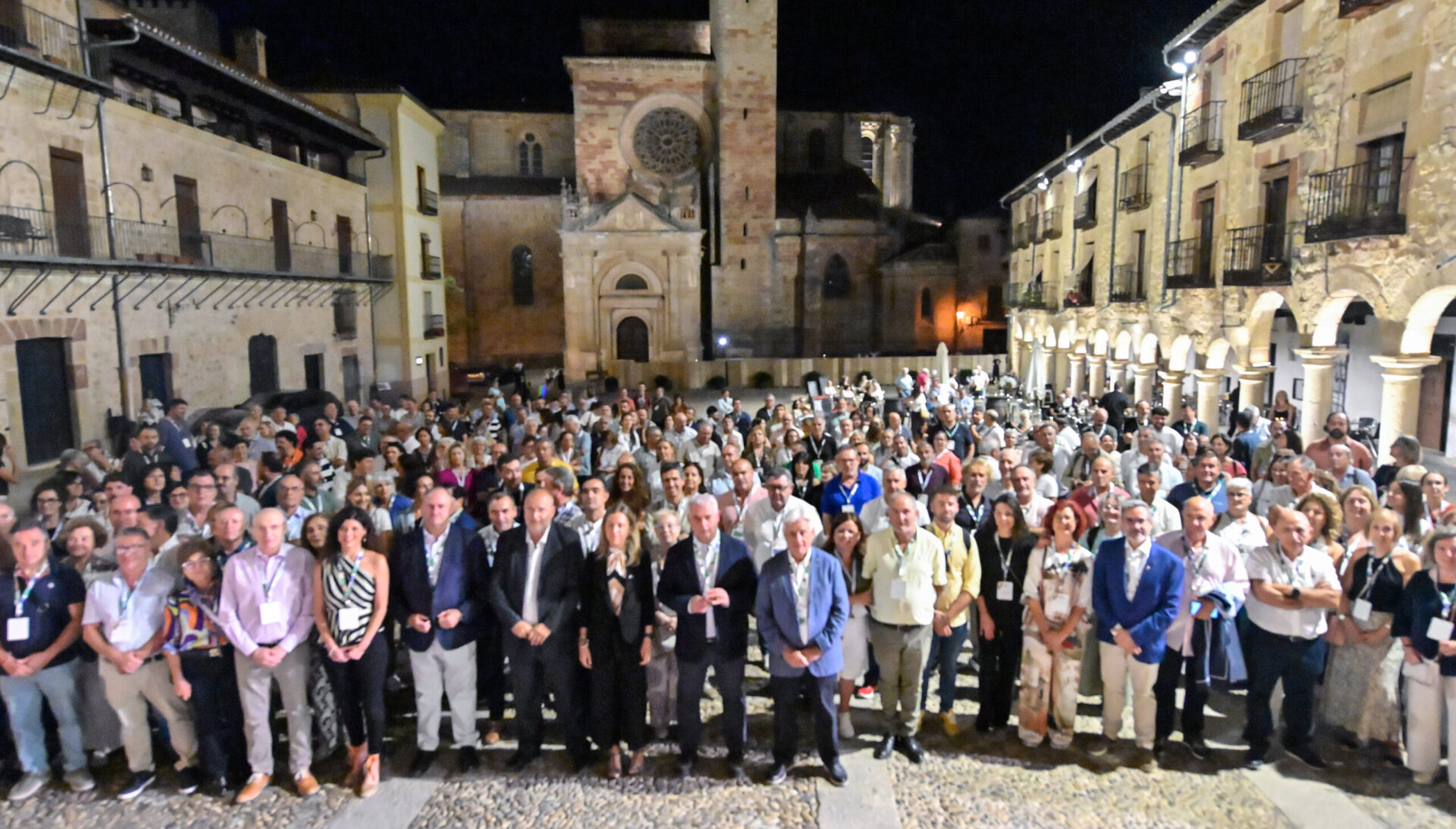 Foto de familia de los participantes del Foro en la Plaza Mayor de Sigüenza, frente a la catedral