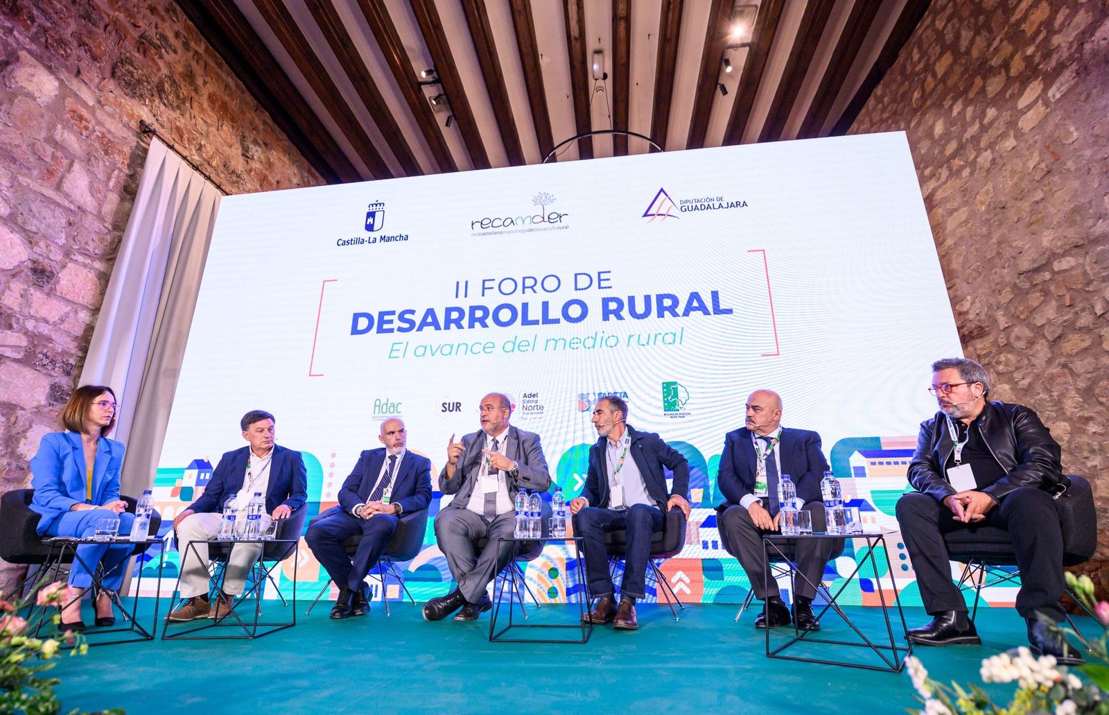 Ponentes de la mesa 1 en el escenario del Foro
