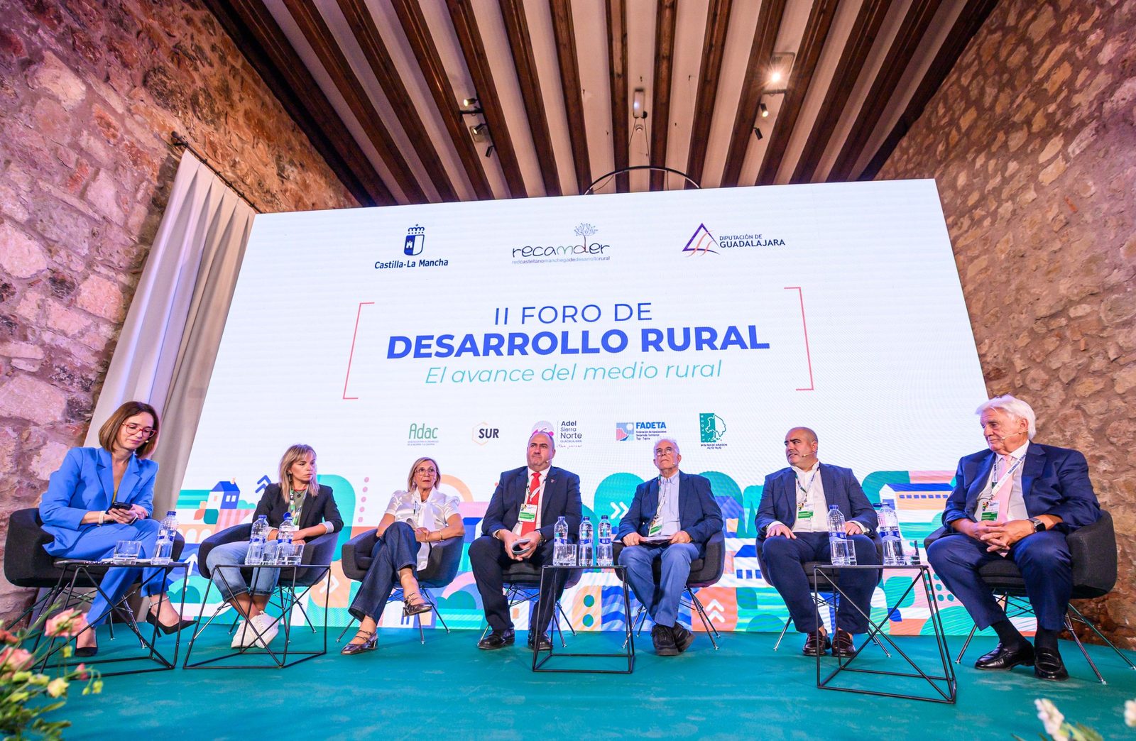 Ponentes de la mesa 2 en el escenario del Foro