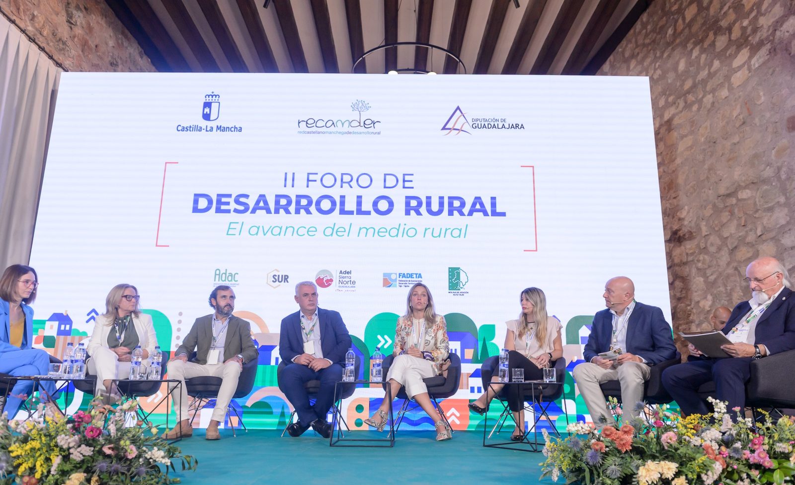 Ponentes de la mesa 3 en el escenario del Foro